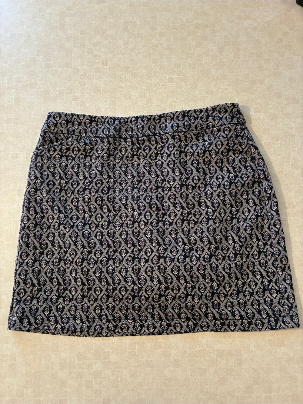 Croft & Barrow Black and Gray Patterned Skort 12